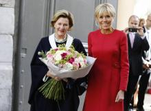 La reine Sonja de Norvège et Brigitte Macron, lors d'une visite du lycée Pierre-Corneille, à Rouen, le 24 septembre 2018