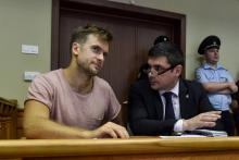 L'activiste Piotr Verzilov (g), membre des Pussy Riot, à son procès en appel dans un tribunal de Moscou, le 23 juillet 2018