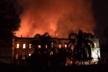 Un énorme incendie ravage le Musée National de Rio de Janeiro, l'un des plus anciens musées du Brésil, le 2 septembre 2018