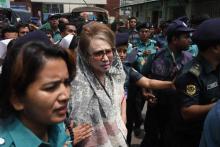 La chef de l'opposition au Bangladesh Khaleda Zia est escortée dans un hôpital de Dacca pour des examens médicaux, le 7 avril 2018