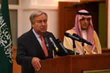 Le secrétaire général de l'ONU, Antonio Guterres (G) et le ministre saoudien des Affaires étrangères, Adel al-Jubeir, au cours d'une conférence de presse dans la ville saoudienne de Djeddah le 16 sept