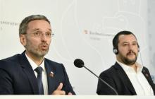 Le ministre autrichien de l'Intérieur, Herbert Kickl (g), et son homologue autrichien Matteo Salvini donnent une conférence de presse conjointe à Vienne, le 14 septembre 2018
