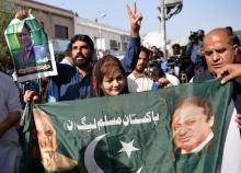 Des supporters de l'ex-Premier ministre pakistanais Nawaz Sharif à l'extérieur de la Haute cour d'Islamabad, le 19 septembre 2018