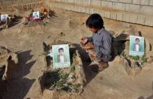 Un enfant prie le 4 septembre 2018 devant la tombe d'un écolier tué en août dans une frappe aérienne, dans un cimetière de la province de Saada, contrôlée par les rebelles et située dans le nord du Yé