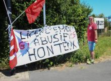 Des syndicalistes de la marque de prêt-à-porter Happychic bloquent un entrepôt de la marque Jules, à Wattrelos, près de Roubaix, le 02 juillet 2018