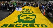 Des partisans du candidat d'extrême droite à la présidentielle au Brésil, Jair Bolsonaro, déploient une banderole à son effigie, le 16 septembre 2018 à Sao Paulo