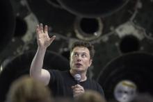 Elon Musk, devant les moteurs d'une fusée Falcon 9, le 17 septembre 2018 à Hawthorne, au siège de SpaceX en Californie