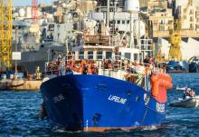 Le navire humanitaire Lifeline arrive au port de La Villette à Malte, le 27 juin 2018