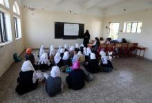 Des jeunes Yéménites dans une salle de classe à Taëz dans le sud-ouest du Yémen en guerre le 16 septembre 2018, date de la rentrée scolaire