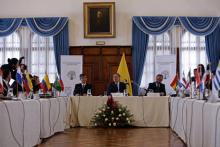 Le vice-ministre équatorien de la Mobilité humaine, Santiago Chavez (centre), le 4 septembre 2018 à Quito, lors d'une réunion de onze pays d'Amérique latine sur la crise migratoire au Venezuela