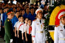 Des élèves vietnamiens rendent un dernier hommage, le 26 septembre 2018 à Hanoi, au président vietnamien Tran Dai Quang décédé des suites d'une longue maladie