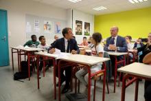 Emmanuel Macron et le ministre de l'Education Jean-Michel Blanquer assistent à la rentrée des classes des élèves de 6e dans un collège de Laval, le 3 septembre 2018