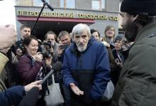 L'historien russe Iouri Dmitriev parle à la presse à la sortie du tribunal à Petrozavodsk, en Carélie, le 5 avril 2018