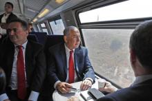 Le Premier ministre israélien Benjamin Netanyahu et son ministre des Transports Israël Katz lors du trajet inaugural de la liaison ferroviaire à grande vitesse entre Jérusalem et Tel-Aviv, le 20 septe
