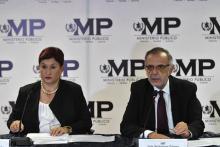 La procureure guatémaltèque Thelma Aldana (g) et le Colombien Ivan Velasquez, chef de la Commission internationale contre la corruption et l'impunité au Guatemala, lors d'une conférence de presse, le 