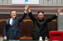 Le président sud-coréen Moon Jae-in et le leader nord-coréen Kim Jong Un (d), le 19 septembre 2018 à Pyongyang
