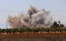 De la fumée s'échappe du village syrien de Kafr Ain, dans le sud de la province d'Idleb après un raid aérien, le 7 septembre 2018