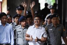 Deux journalistes de Reuters emprisonnés en Birmanie, Wa Lone (devant) suivi de Kyaw Soe Oo (C, à l'arrière) à leur arrivée dans un tribunal de Rangoun le 27 août 2018
