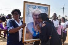 Les petites-filles de la centenaire décédée Anne M'Boua Ahoutié lui rendent hommage lors de son enterrement à Adjakoutié, un petit village à l'ouest d'Abidjan, le 3 août 2018