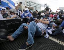 Un manifestant blessé par balle au bras lors d'une manifestation à Managua le 2 septembre 2018