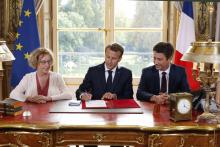 Emmanuel Macron promulgue la loi "avenir professionnel" aux côtés de la ministre du Travail Muriel Pénicaud et du porte-parole du gouvernement Benjamin Griveaux, le 5 septembre 2018 à l'Elysée
