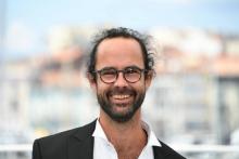 Cédric Herrou pose à Cannes en mai 2018 lors de la présentation du film "Libre" qui retrace son action d'aide aux migrants