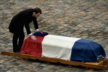 Emmanuel Macron rend hommage aux Invalides à Paris le 28 mars 2018 au colonel Arnaud Beltrame, qui a donné sa vie en se substituant à une otage dans l'Aude en mars 2018