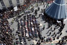 Des Iraniens commémorent la fête chiite de l'Achoura marquant l'anniversaire du martyre de l'imam Hussein, le troisième successeur du prophète, au Grand Bazar de Téhéran le 20 septembre 2018