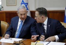 Le Premier ministre israélien Benjamin Netanyahu (G) lors de la réunion hebdomadaire du gouvernement, le 12 septembre 2018 à Jérusalem