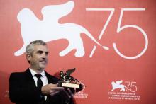 La réalisateur Alfonso Cuaron pose avec le Lion d'Or du meilleur film qu'il a remporté pour "Roma" au Festival de Venise le 8 septembre 2018