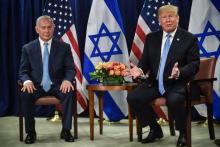Le président des Etats-Unis, Donald Trump (à droite) au début d'une rencontre avec le Premier ministre israélien Benjamin Netanyahu, en marge de l'Assemblée générale de l'ONU, à New York, le 26 septem