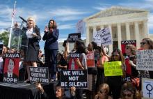 Des opposants à la nomination du juge Brett Kavanaugh manifestent devant le bâtiment de la Cour suprême américaine à Washington le 27 septembre 2018