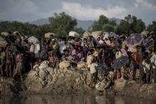 Des réfugiés rohingyas fuyant la Birmanie arrivent à la frontière du Bangladesh, le 10 octobre 2017