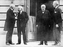 Le 18 janvier 1919 à Paris, le Britannique Lloyd George (G), l'Italien Vittorio Orlando (2ème G), le Français Georges Clémenceau (2ème D) et l'Américain Woodrow Wilson.