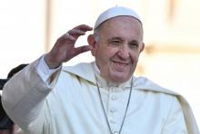 Le pape François salue les fidèles sur la place Saint-Pierre au Vatican à son arrivée pour son audience générale hebdomadaire, le 5 septembre 2018