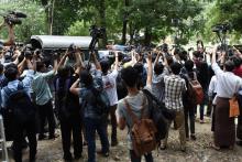 La police birmane emmène les deux journalistes de Reuters après leur condamnation à sept ans de prison pour atteinte au secret d'Etat, sous les yeux de la presse, à Rangoun le 3 septembre 2018