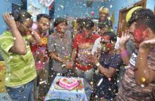 Des membres et soutiens de la communauté LGBT en Inde fêtent la décision historique de la Cour suprême de dépénaliser l'homosexualité, à Siliguri le 6 septembre 2018