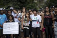 Des amis et proches de Marcos Vinicius, 14 ans, tué par balle lors d'une incursion policière alors qu'il se rendait à l'école, assistent à ses obsèques, le 21 juin 2018 dans la favela de Maré, à Rio d