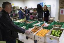 Des bénévoles organisent la distribution de nourriture dans un local des "Restos du Coeur" à Paris, le 21 novembre 2017