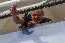Lula salue ses partisans le 7 avril 2018 depuis le siège du syndicat de la métallurgie à Sao Bernardo do Campo, dans la banlieue de Sao Paulo, au Brésil
