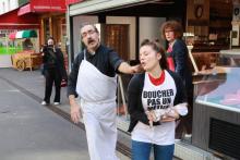 Une militante vegan devant une boucherie à Paris le 22 septembre 2018