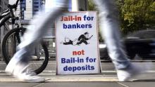 Une affiche dénonçant les banquiers devant la Commission d'enquête royale, le 23 avril 2018 à Melbourne
