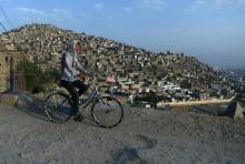 Un Afghan à vélo sur une colline de Kaboul, le 19 juin 2018