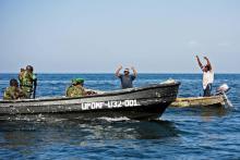 Deux pêcheurs de RDC accusés de pêche illégale se rendent aux militaires ougandais le 13 août 2018 sur le lac Edouard