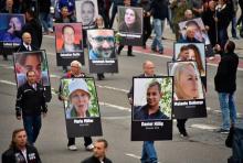 Portraits de victimes de crimes commis par des étrangers, brandis lors d'une manifestation organisée par le parti anti-immigration AfD en réaction au meurtre présumé d'un Allemand par deux demandeurs 
