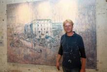 L'artiste britannique Tom Young devant l'une de ses oeuvres exposées à l'hôtel Sofar, le 21 septembre 2018 à Sofar, au Liban