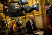 Un caméra de la chaîne Public Sénat au Palais du Luxembourg, le 8 novembre 2016 à Paris