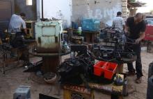 Des Libyens réparant des groupes électrogènes dans la capitale Tripoli, le 25 août 2018