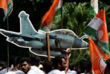 Des militants du Parti du Congrès (opposition en Inde) dénoncent les conditions de l'achat d'avions de chasse Rafale lors d'une manifestation à New Delhi le 30 août 2018.