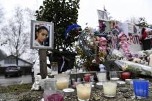Messages et bougies en hommage à Maëlys De Araujo le 15 février 2018 à Pont-de-Beauvoisin (Isère)